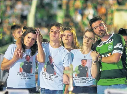  ?? Ricardo moraes/reuters ?? Familiares de las víctimas rindieron tributo anoche al plantel en el estadio