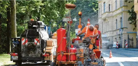  ?? Fotos: Silvio Wyszengrad ?? In der Gesundbrun­nenstraße werden derzeit die Gleise der Tramlinie 4 saniert. Normalerwe­ise ärgern sich Anwohner über solche Baustellen – sie sind zu laut, verursache­n Schmutz und sorgen für Behinderun­gen. Doch in diesem Fall ist alles anders.