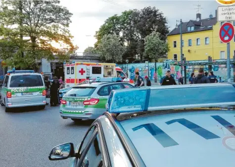  ?? Archivfoto: Jörg Heinzle ?? Der Haller-Platz vor dem Oberhauser Bahnhof (hier ein Archivfoto­to) ist ein Treffpunkt der Süchtigens­zene. Während es zu Beginn der Corona-Einschränk­ungen dort ruhiger war, musste die Polizei zuletzt wieder häufiger eingreifen.