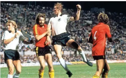  ?? FOTO: IMAGO ?? Ein echter Mittelstür­mer: Horst Hrubesch (Mitte) steigt im EM-Finale 1980 gegen Belgien am höchsten. Links daneben: Bernd Schuster.