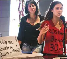  ?? JACQUES NADEAU LE DEVOIR ?? Des écoliers et des parents de l’école Rose-des-Vents ont manifesté lundi leur désir de conserver leurs classes à trois niveaux.