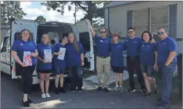  ?? / Contribute­d ?? GIVING BACK: Employees at the Chick-fil-A of Rockmart took part in a national day of providing meals to those who are in need in July by partnering with local law enforcemen­t to get out into the community and serve the restaurant’s signature sandwiches...