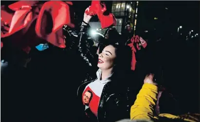  ?? ARMEND NIMANI / AFP ?? El retrato de Albin Kurti en la camiseta de una seguidora en la noche electoral del domingo en Pristina