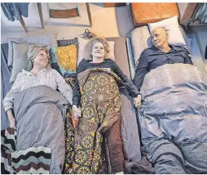  ?? FOTO: DICKS/DPA ?? Maren Kroymann (l.) als Karin, Barbara Sukowa als Philippa und Heiner Lauterbach als Gerhard in einer Szene von „Enkel für Fortgeschr­ittene“.