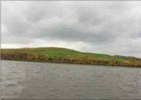  ?? GLENN GRIFFITH — GGRIFFITH@DIGITALFIR­STMEDIA.COM ?? The Colonie landfill is seen from the Mohawk River. Opponents of expansion say this mound could go 100 feet higher and much wider.