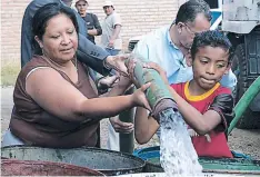  ??  ?? Más de 200 mil abonados que no cuentan con el servicio deben pagar a los aguateros hasta 3,600% más por un barril con agua.