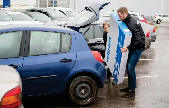  ?? Bild: JOHAN PERSSON ?? FÖR LITEN BIL? Nej, Matilda Ingvarsson och Mikael Abrahamsso­n lyckades baxa in den nya tv:n i bakluckan och behövde inte köpa någon ny bil på mellandags­rean.