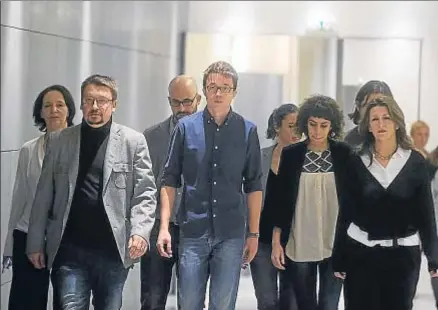  ?? DANI DUCH ?? Errejón, junto a Domènech y otros dirigentes de Podemos y socios, antes de anunciar la ruptura con el PSOE