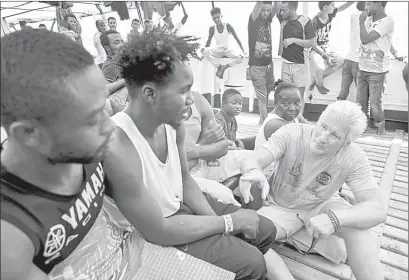  ??  ?? ▲ Richard Gere conversa con migrantes a bordo del barco Alan Kurdi mientras navega por el mar Mediterrán­eo.
Foto Ap