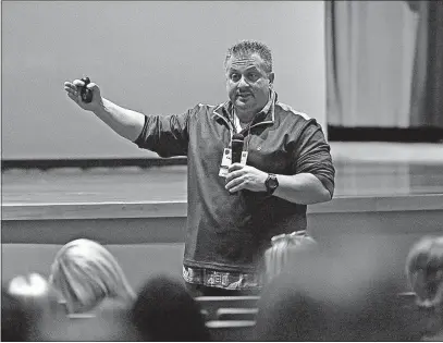  ?? [KYLE ROBERTSON/DISPATCH] ?? Shawn Bain, the drug intelligen­ce officer for the Ohio High Intensity Drug Traffickin­g Area group, addresses the Franklin County Opiate Crisis Summit on Wednesday at the Fawcett Center.