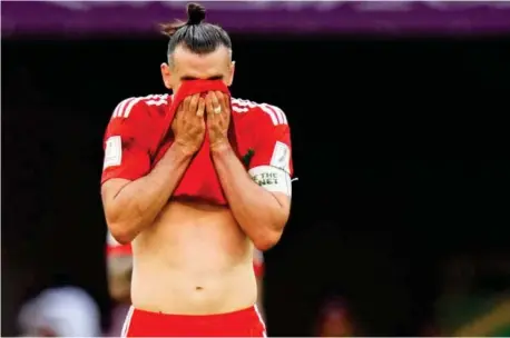  ?? AP ?? ESPERANZA DE GALES Gareth Bale niega que el partido ante Inglaterra vaya a ser la última vez que
se ponga la elástica de su país y asegura que sus rivales tienen debilidade­s.