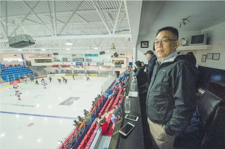  ?? ARLEN REDEKOP/PNG ?? Ray Zhang, owner of the Cowichan Capitals in Duncan, surveys some on-ice action from one of the arena’s suites.