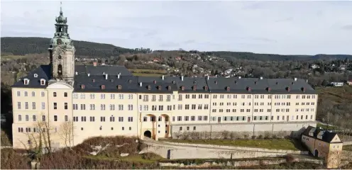  ?? FOTO: BODO SCHACKOW / DPA ?? Schloss Heidecksbu­rg in Rudolstadt: Hier hat das Kompetenzz­entrum Thüringisc­he Residenzen­kultur seinen Sitz.