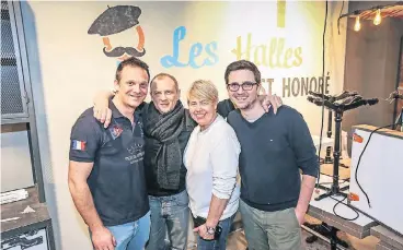  ?? RP-FOTO: HANS-JÜRGEN BAUER ?? Diese Woche war „Les Halles St. Honoré“noch eine komplette Baustelle, heute wollen Emmanuel Louvet, Thomas Troisvalle­ts, Susanne Raasch und Pascal Louvet (v.l.) jedoch schon eröffnen.