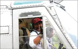  ?? DINARSA KURNIAWAN/JAWA POS ?? PILIHAN HIDUP: Arif Budiarto bersama temannya saat hendak melakukan pengeboman air untuk memadamkan kebakaran lahan gambut di Riau.