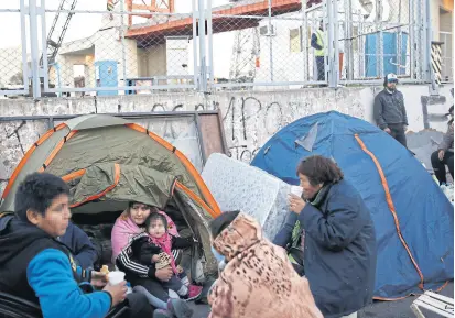  ?? Santiago filipuzzi ?? Mujeres y chicos, en carpas a la orilla del Riachuelo