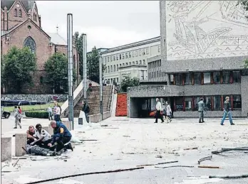  ??  ?? Pasado, presente y futuro Arriba, panorámica de Oslo, con la zona de que acoge las sedes del Gobierno. A la izquierda, reconstruc­ción virtual del nuevo edificio con el mural ‘La gaviota’ integrado. A la derecha, cómo quedaría la plaza donde tuvo lugar...