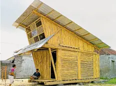  ??  ?? •
Pemulung House, en Indonesia, incorporó sitios de encuentro. Otro proyecto es Centre Village, está en Canadá.