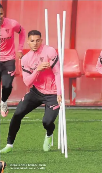  ??  ?? Diego Carlos y Koundé, en un entrenamie­nto con el Sevilla