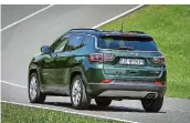  ??  ?? Rein elektrisch kommt der Jeep Compass rund 50 Kilometer weit. Im Elektrobet­rieb ist Tempo 130 möglich.