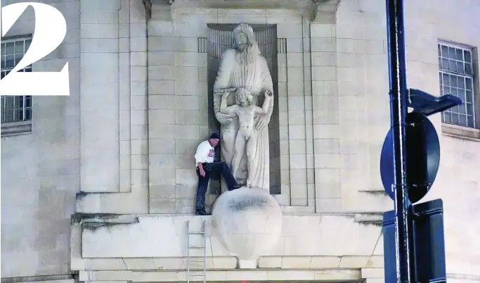  ?? AP ?? Imagen del hombre con el martillo dispuesto a destruir la estatua de Eric Gill