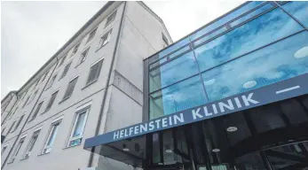  ?? FOTO: STEFAN PUCHNER ?? Die Helfenstei­n-Klinik in Geislingen. Im Streit um die geplante Schließung der Klinik möchte die Stadt Geislingen den Kreis Göppingen verlassen und zugleich Teil des Alb-Donau-Kreises werden.