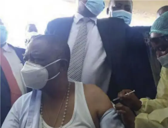  ??  ?? Vice President Constantin­e Chiwenga receiving his first Sinovac jab.