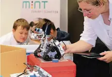  ?? FOTO: STADT DUISBURG ?? Die Programmie­rung der Lego-Roboter stellt für viele Schüler immer wieder eine besondere Herausford­erung dar.
