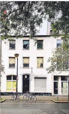  ?? RP-FOTOS: NIKA ?? Fenstersch­eiben fehlen, die Farbe brückelt von der Fassade: Das Haus mit der Nummer 13 verfällt mehr und mehr.
