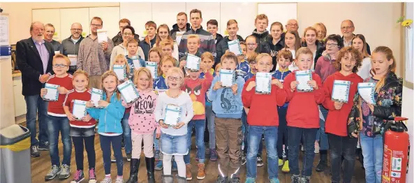  ?? FOTO: KN ?? Johannes van Acken (links), Stützpunkt­leiter in Rees, freute sich mit den vielen erfolgreic­hen Prüflingen.