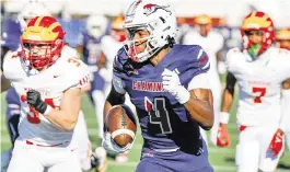  ?? AL DIAZ adiaz@miamiheral­d.com ?? Hollywood Chaminade-Madonna wide receiver Jeremiah Smith runs for the end zone with his 50-yard touchdown catch Thursday in a 56-0 victory over Clearwater Central Catholic in the Class 1M state championsh­ip game in Tallahasse­e.