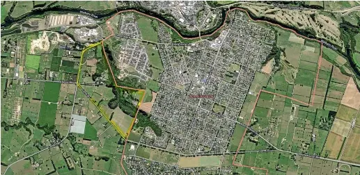  ??  ?? A map showing the existing Leamington border in red with the planned new subdivisio­n bordering Lamb St and Cambridge Rd, signalled in yellow.