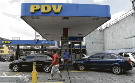  ?? Carlos Becerra / Bloomberg ?? Motorists wait for fuel at a Petroleos de Venezuela station in Caracas. President Nicolas Maduro has declared that only holders of the Carnet de la Patria, or Card of the Fatherland, will be able to receive Venezuela’s hefty subsidies for gasoline and motor oil.