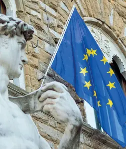  ??  ?? La bandiera dell’Europa sulla facciata di Palazzo Vecchio