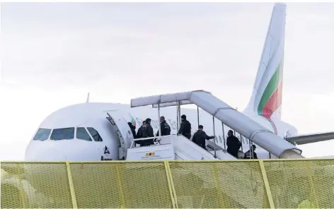  ?? FOTO: DPA ?? Baden-Württember­g, 2014: Abgelehnte Asylbewerb­er steigen im Rahmen einer landesweit­en Sammelabsc­hiebung in ein Flugzeug.