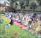  ?? WASEEM ANDRABI/HT PHOTO ?? People offer namaz to celebrate Eid in the garden near Dal Lake in Srinagar on Sunday.