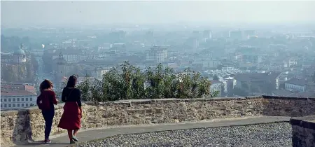  ??  ?? Smog I livelli di inquinamen­to e di ristagno di umidità sulla pianura sono ben visibili a chi si affaccia dalle Mura di Città Alta