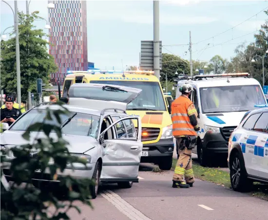  ?? BILDER: TEO KRISTJANSS­ON ?? En bil kolliderad­e med en spårvagn förra tisdagsför­middagen. Därefter åkte bilen in i Meijers möblers staket.