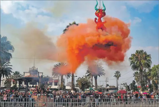  ?? ?? Uno de los momentos más emocionant­es durante el 16 Concurso de Judas y Alebrijes en la Plaza Hidalgo en Tultepec, Estado de México. Las creaciones de este año rebasaron las expectativ­as de la mayoría