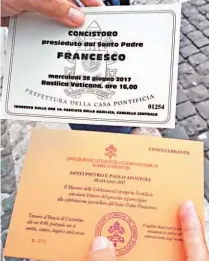  ??  ?? INVITACION­ES. LAS TARJETAS PARA INGRESAR AL CONSISTORI­O ESTÁN DIVIDIDAS PARA EL CLERO, DE COLOR NARANJA, Y PARA LAICOS, DE COLOR GRIS. AL MENOS 40 SACERDOTES ACOMPAÑAN A LA DELEGACIÓN Y SE ESTIMA QUE MÁS DE 200 LAICOS TAMBIÉN VIAJARON A ROMA.