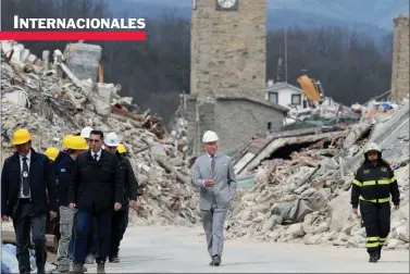  ??  ?? TERREMOTO. El eterno príncipe Carlos camina por las ruinas de Amatrice (Italia), que el año pasado sufrió un temblor que le costó la vida a 241 personas.