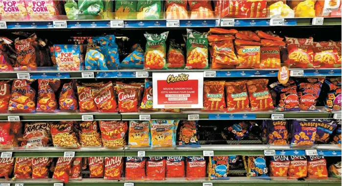  ?? STEPHANIE LECOCQ/REUTERS ?? El supermerca­do colocó carteles para explicar a los clientes la medida.