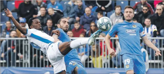  ??  ?? Koné disputa un balón con Chico Flores ante la mirada de Iribas en el partido de la primera vuelta entre Fuenlabrad­a y Deportivo en el Fernando Torres.