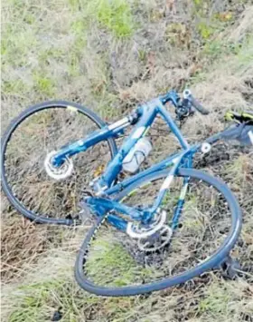  ?? ?? Bicicleta del ciclista atropellad­o en Ibero.
