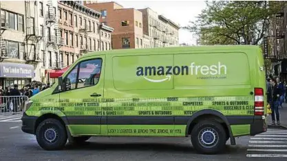  ??  ?? Ein Fahrzeug des US-Onlinehänd­lers Amazon mit der Aufschrift „amazon fresh“fährt durch New York. In Deutschlan­d verbündet sich Amazon bei der Lieferung von frischen Lebensmitt­eln mit DHL. Foto: dpa/Uppa/Richard B. Levine