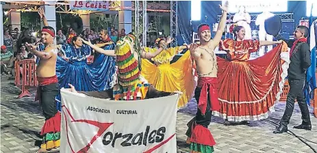  ??  ?? IDENTIDAD. Con cuadros de danzas que exaltan el folclor nacional, y el ritmo de las bandas de guerra del Instituto Oficial La Ceiba, se celebró esta fiesta.