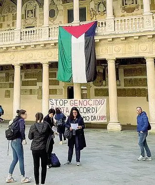  ?? ?? Cortile Antico Il cuore del palazzo del Bo con la bandiera palestines­e e le scritte pro pal