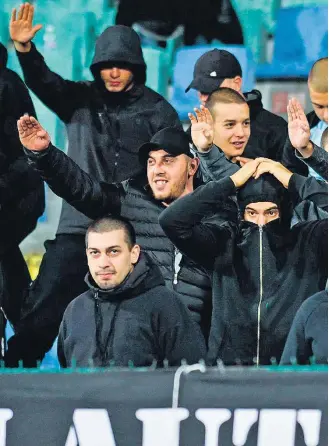  ?? NIKOLAY DOYCHINOV / AFP)-14/10/2019 ?? Radicais. Torcedores racistas não se contiveram nem após serem advertidos no estádio