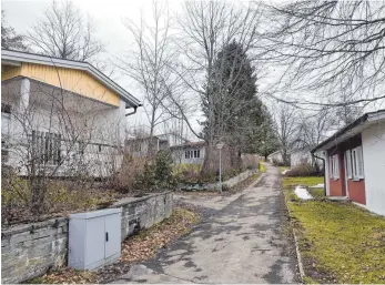  ?? FOTO: CAROLINE MITTERMEIE­R ?? Die Tage der kleinen Ferienhäus­chen sind gezählt. Am Nadenberg entsteht ein neues Baugebiet. Schon im Herbst könnten die ersten Häuslebaue­r loslegen.