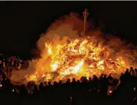  ?? Foto: Dominik Täuber/sylt Marketing Gmbh, tmn ?? Flammen, um den Winter zu vertreiben: Das Biikebrenn­en auf Sylt hat große Tradition